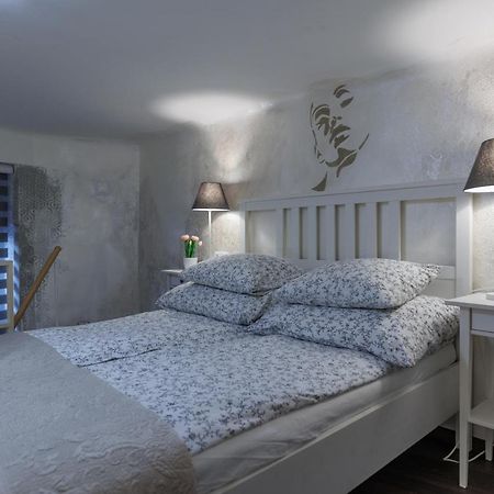 Sleek Minimalist Studio At Inner City Βουδαπέστη Εξωτερικό φωτογραφία