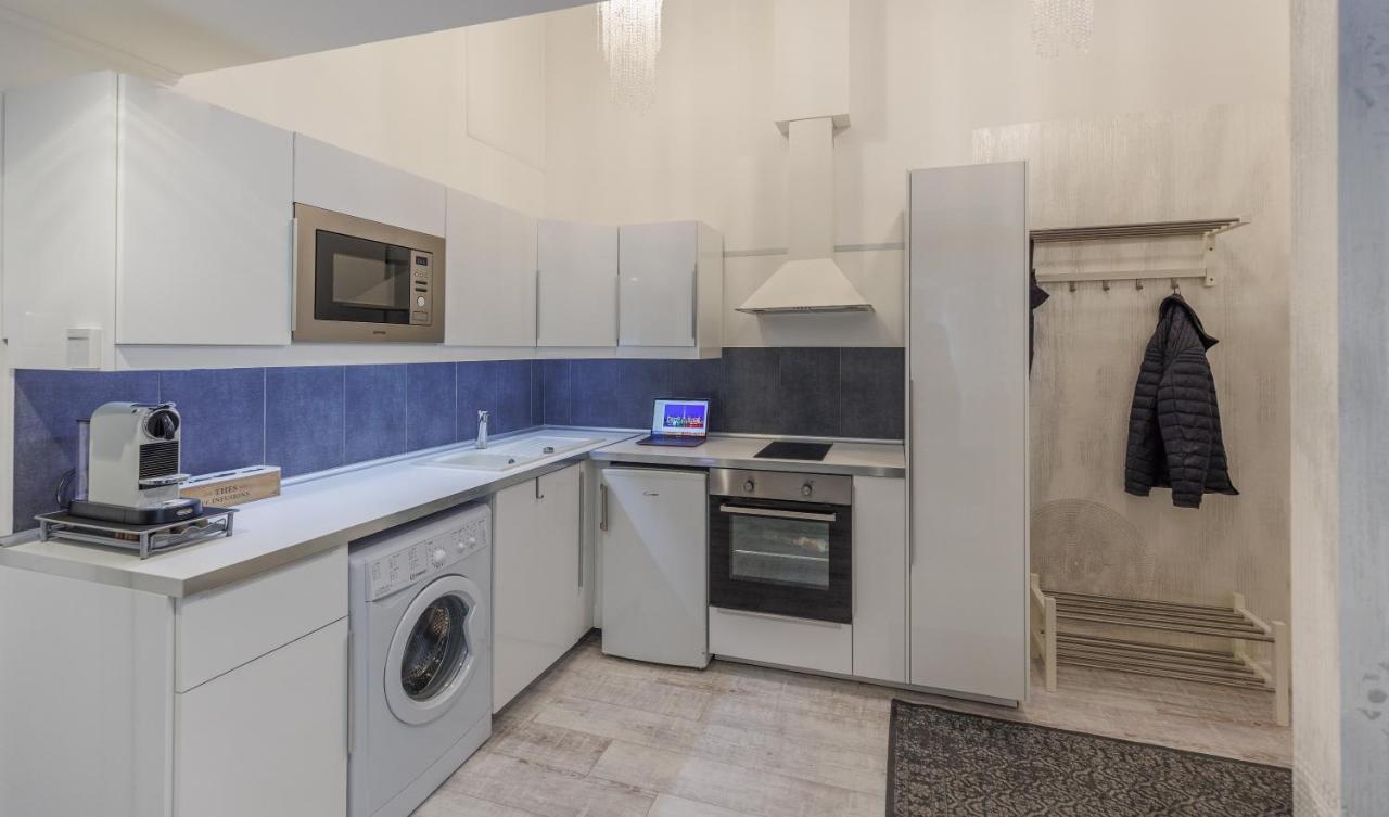 Sleek Minimalist Studio At Inner City Βουδαπέστη Εξωτερικό φωτογραφία