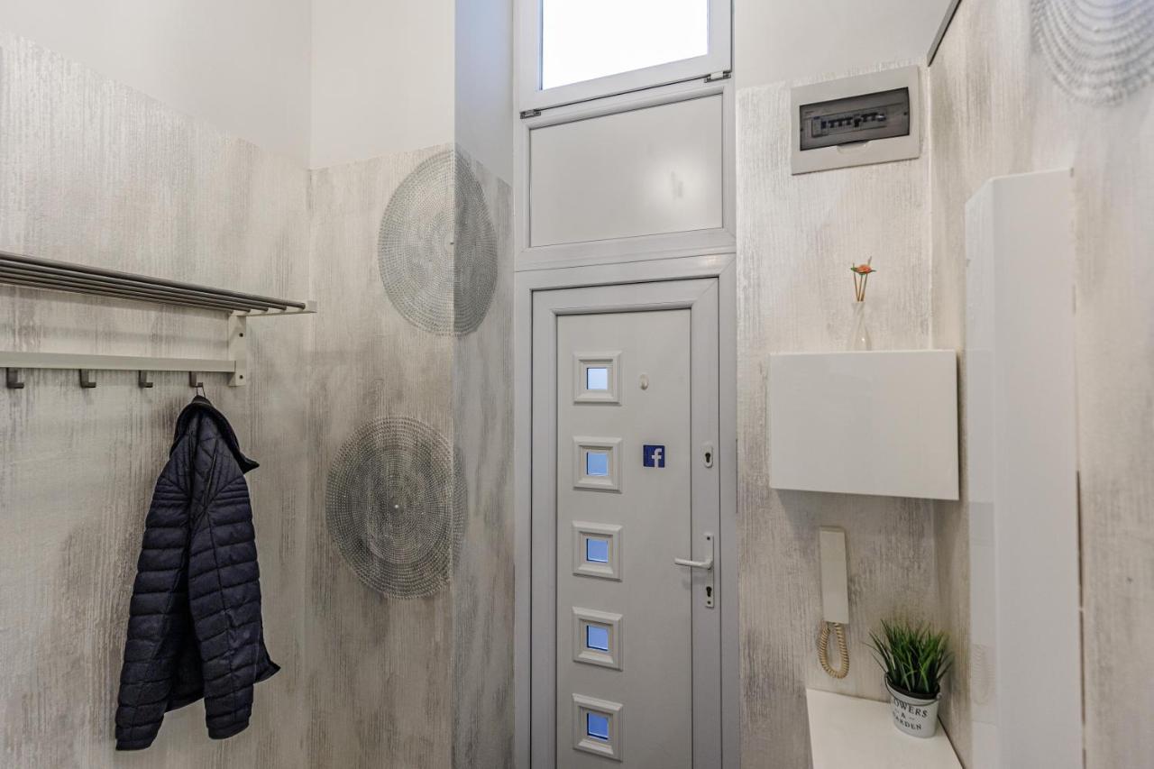 Sleek Minimalist Studio At Inner City Βουδαπέστη Εξωτερικό φωτογραφία