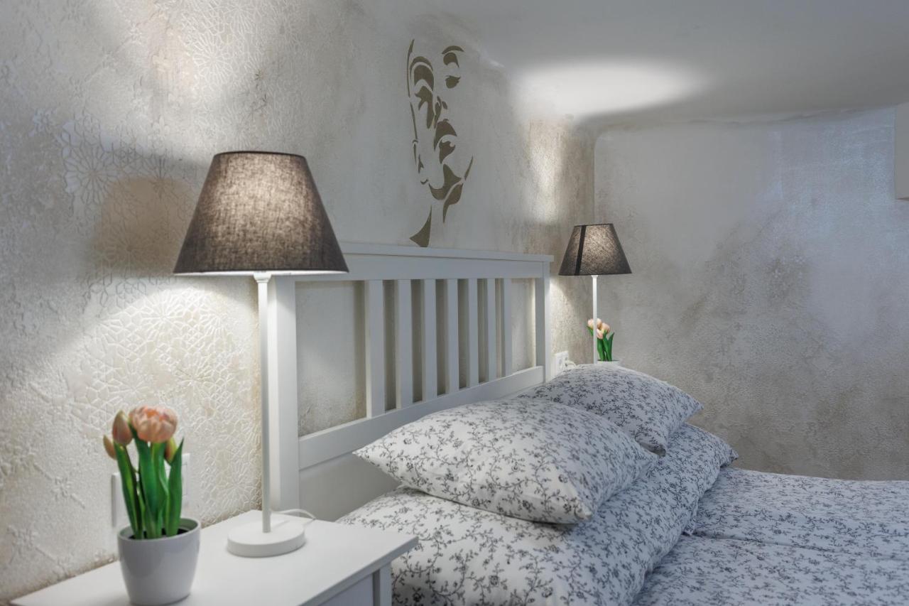 Sleek Minimalist Studio At Inner City Βουδαπέστη Εξωτερικό φωτογραφία