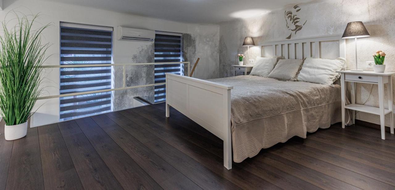 Sleek Minimalist Studio At Inner City Βουδαπέστη Εξωτερικό φωτογραφία