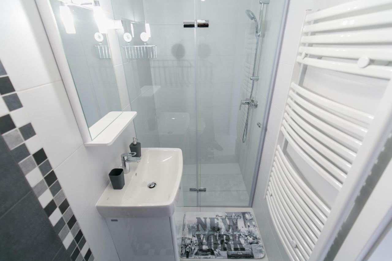 Sleek Minimalist Studio At Inner City Βουδαπέστη Εξωτερικό φωτογραφία